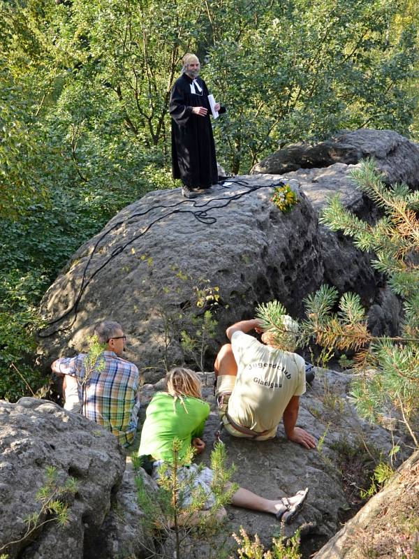 Bohoslužby ve skalách na Romanově.