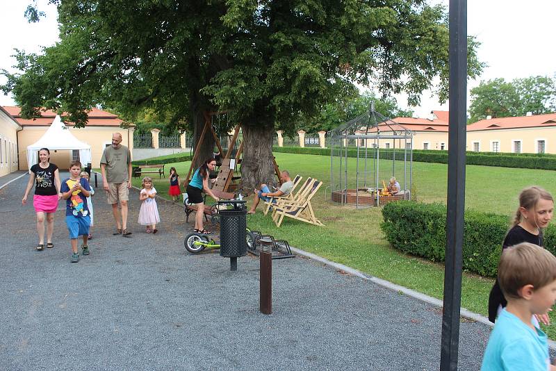 Liblice: zámek navštívila skupina dětských návštěvníků.