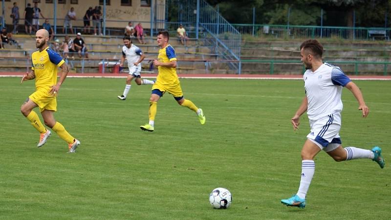 Neratovice (ve žlutém)  ve druhém kole divize B podlehly doma SK Kladno 0:2.