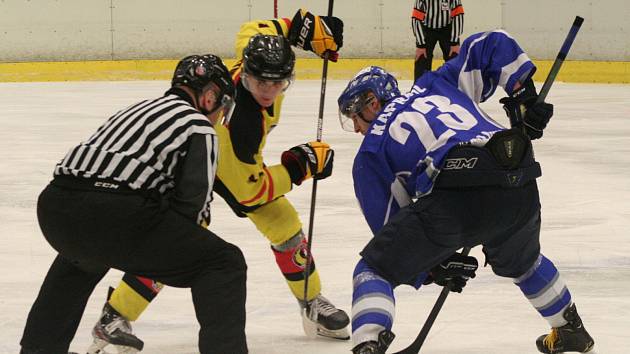Hokejisté HC Junior Mělník porazili v závěrečném kole základní části krajské ligy okresního rivala HK Kralupy (v modrém) 4:1.