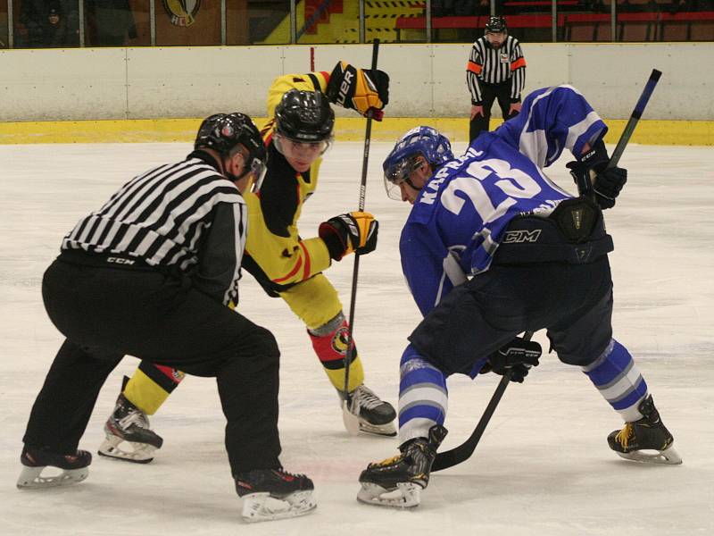 Hokejisté HC Junior Mělník porazili v závěrečném kole základní části krajské ligy okresního rivala HK Kralupy (v modrém) 4:1.
