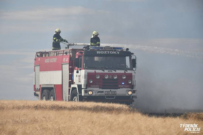Rozsáhlý požár vypukl v sobotu na poli u Únětic na Praze západ.