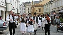 Mělník ožil letos již po jedenadvacáté folklórním festivalem Mělnický Vrkoč, který každý rok nabízí pestrou škálu lidových tradic z různých koutů republiky.