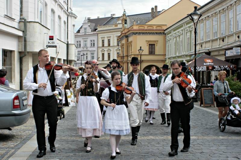 Mělník ožil letos již po jedenadvacáté folklórním festivalem Mělnický Vrkoč, který každý rok nabízí pestrou škálu lidových tradic z různých koutů republiky.