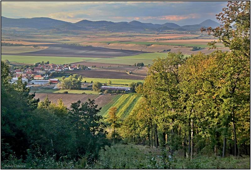 Při své cestě vyfotil Milešovku, Házmburk, Libochovice, Říp či horu Ostrý