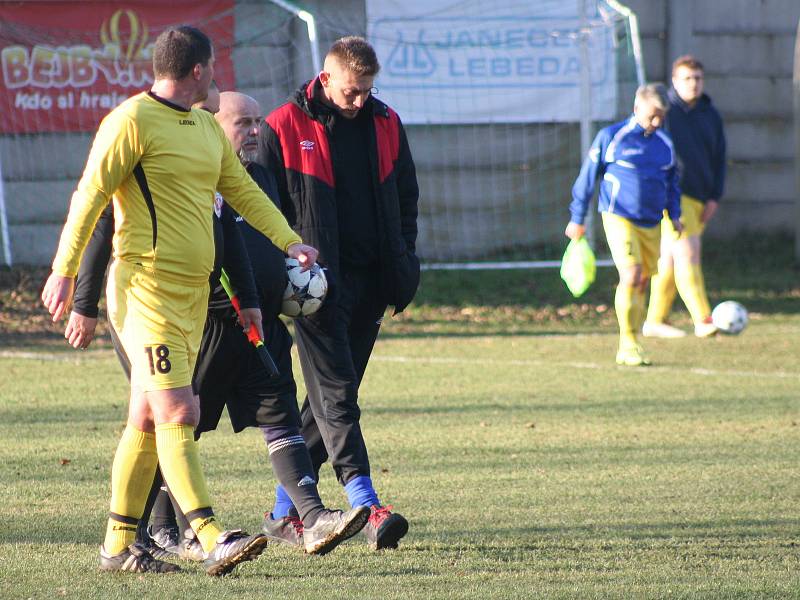 OP, 13. kolo: SK Labský Kostelec (v modrém) - Sokol Záryby B 10:0.