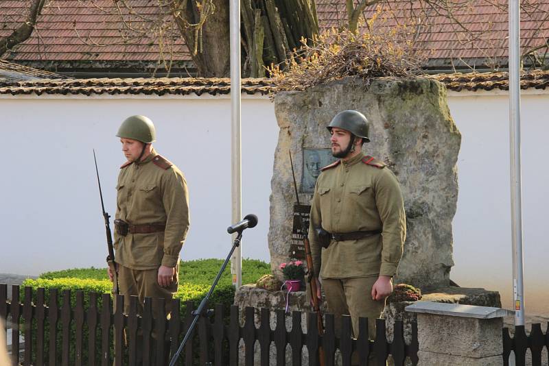 U pomníku padlých partyzánů v Zahájí pořádali pietní akt jako vzpomínku na padlé ve druhé světové válce.