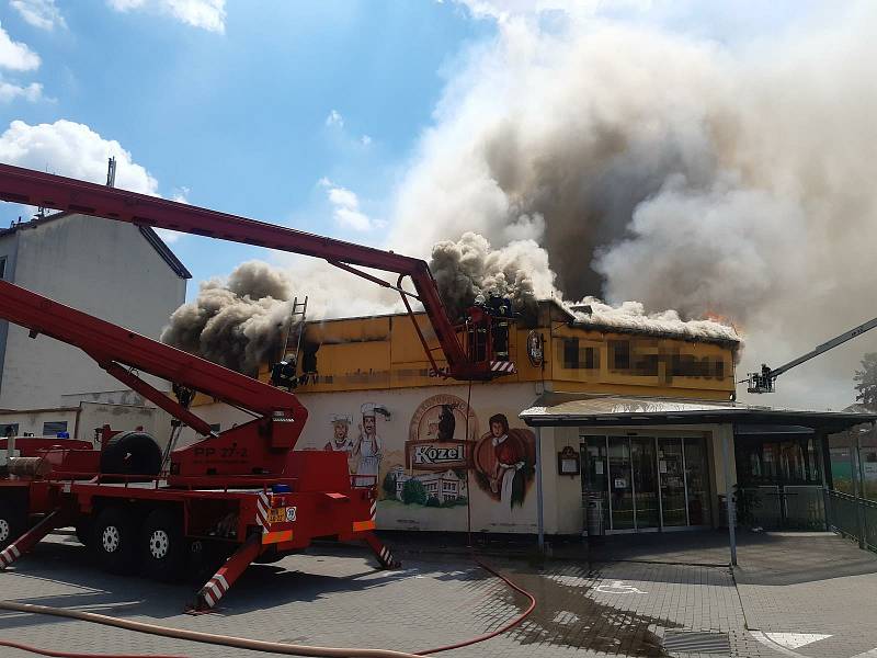 Z požáru výrobny potravin a stravovací provozovny v Kostelci nad Labem 10. července 2021.