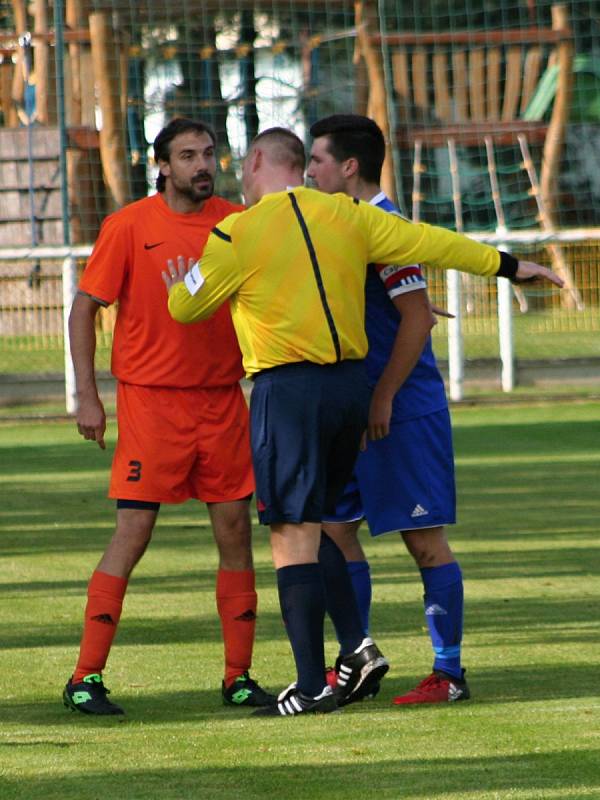 Nelahozeves v derby porazila Vojkovice, tři body Dynamu vystřelil Kobera.