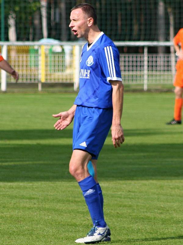 Nelahozeves v derby porazila Vojkovice, tři body Dynamu vystřelil Kobera.