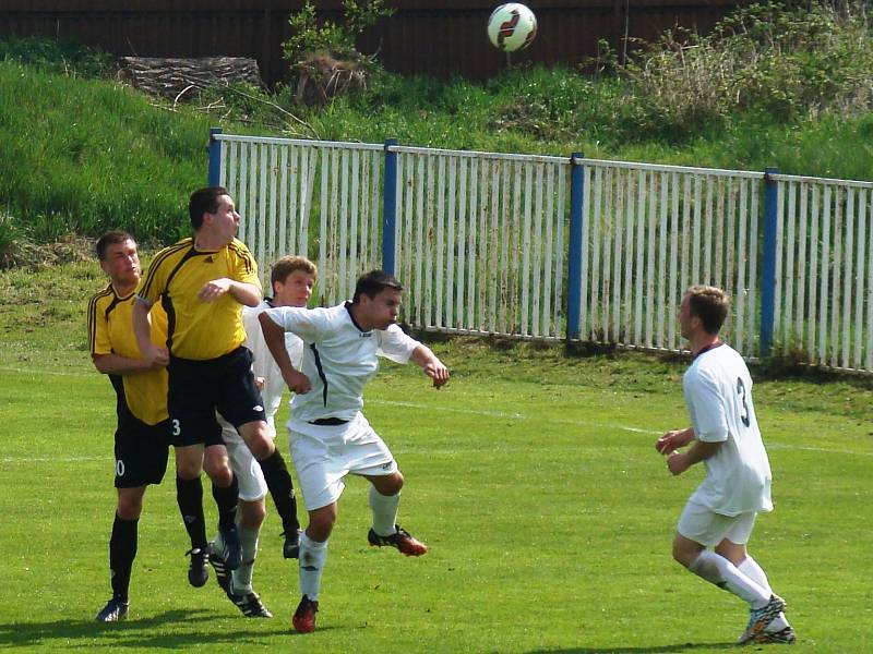 FK Brandýs n. L. (ve žlutém) - FK Pšovka Mělník (4:0); 19. kolo I. B třídy; 25. dubna 2015