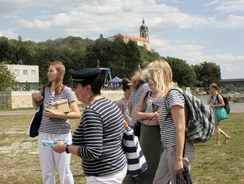 Náplavka před vinařstvím Bettiny Lobkowitz se v pátek zaplnila desítkami lidí převážně v námořnickém oblečení, kteří čekali na připlouvající loď Tajemství.