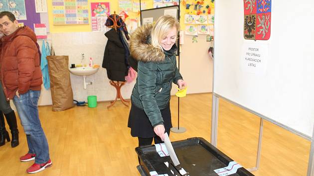 Tentokrát fotografie voličky ve volebním okrsku č. 8 v Kralupech nad Vltavou.