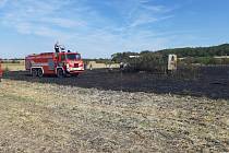 Při požáru pole na Mělnicku našli hasiči lidské tělo.
