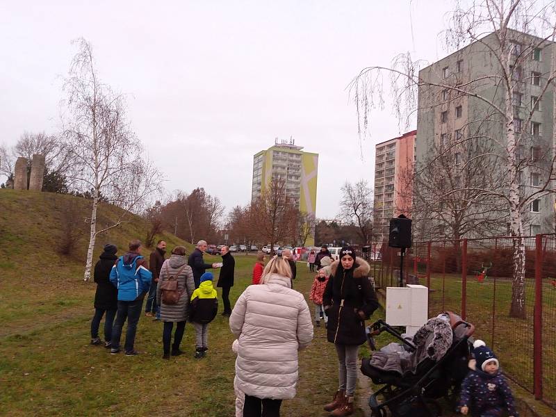 Nové osvětlení kamenného nápisu Miluji v Neratovicích.