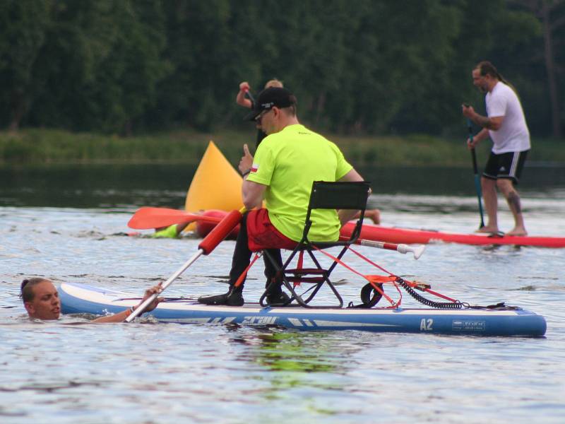 Závody paddleboardech v Neratovicích