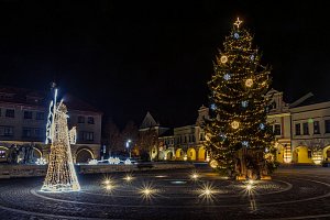 Vánoční strom na náměstí Míru v Mělníku v roce 2022.