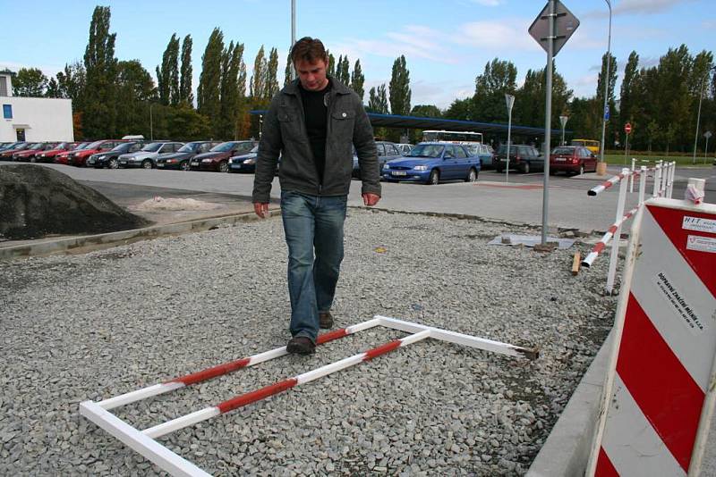 Rozbité zábradlí na mělnickém autobusovém nádraží.