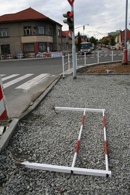 Rozbité zábradlí na mělnickém autobusovém nádraží.