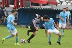 Fotbalisté Kralup (v modrém) porazili na domácím hřišti v rámci pátého kola I. B třídy Kosmonosy B 1:0. Jedinou branku vstřelil po změně stran Matěj Řenč z pokutového kopu.