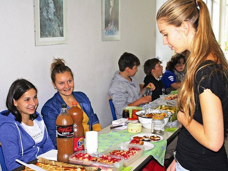 Studenti uspořádali farmářský trh proti hladomoru ve světě