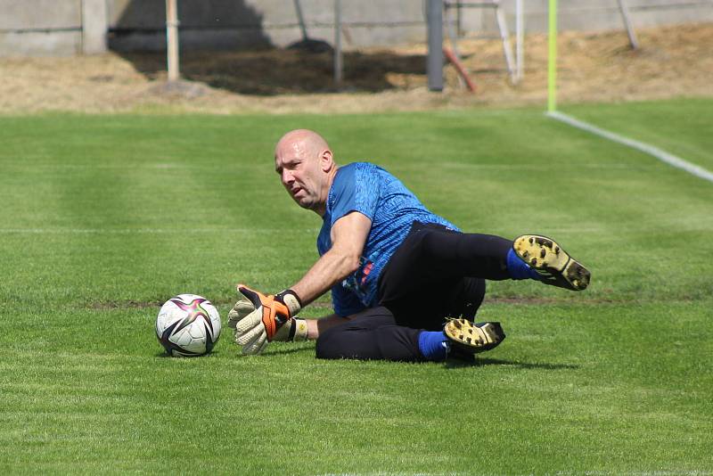 Stará garda FK Pšovka Mělník nastoupila proti týmu Real Top Praha. Hosté vyhráli charitativní utkání 9:2.