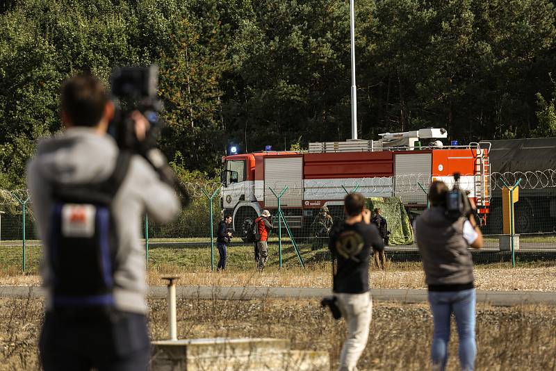 Z vojenského cvičení Safeguard v prostoru Centrálního tankoviště ropy Mero u Nelahozevsi.