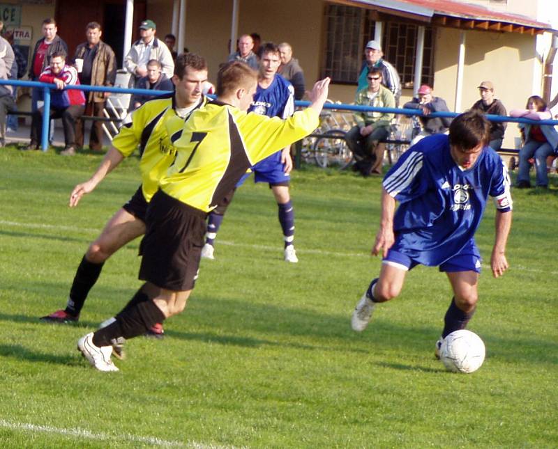 Z divizního utkání Libiš (ve žlutém) - Loko Vltavín (0:1).