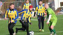 Fotbalisté FK Neratovice/Byškovice (žlutomodré dresy) v prvním přípravném utkání podlehli třetiligovému FK Loko Vltavín 3:4.
