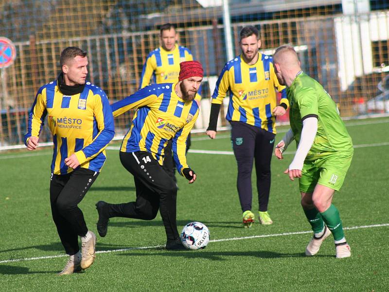 Fotbalisté FK Neratovice/Byškovice (žlutomodré dresy) v prvním přípravném utkání podlehli třetiligovému FK Loko Vltavín 3:4.