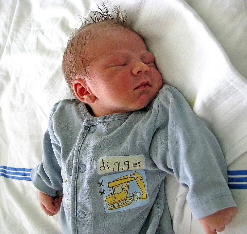 Štěpán Oplt se rodičům Mileně a Tomášovi z Mlékojed – Neratovic narodil 5. srpna 2009. Vážil 3,1 kilogramu a měřil 48 centimetrů. Na bratříčka se těší šestiletý Tomáš.
