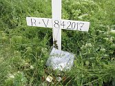 Na trati u Mlékojed, kde ve středu 24. května v ranních hodinách zemřel třiadvacetiletý mladík, už měsíc stojí pomníček šestnáctiletých dívek, které pod koly vlaky ukončily svůj život dobrovolně.