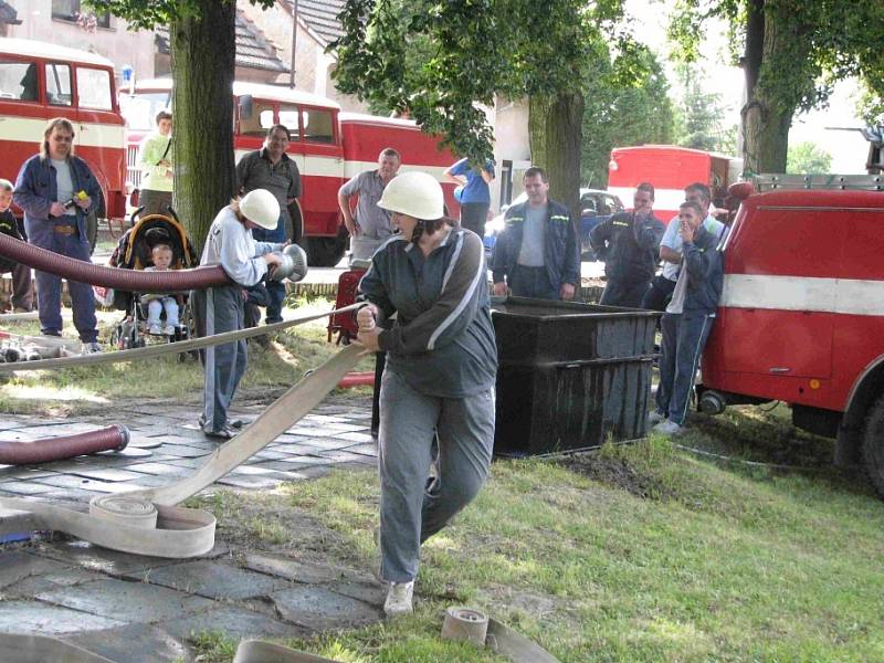 Hřiště v Byšicích skrápěli zmáchaní dobrovolní hasiči