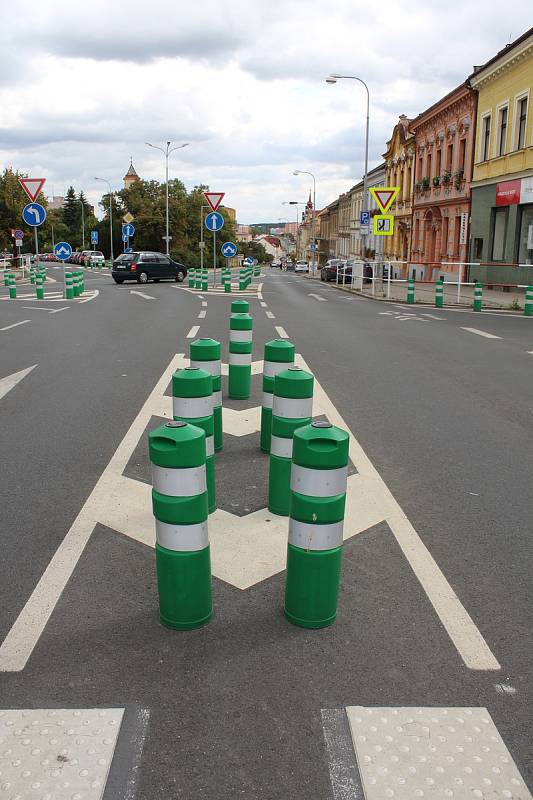 Sociálními sítěmi se valily vlny nevole už od podzimu před dvěma lety, kdy se schweigstillky objevily po rekonstrukci Pražské ulice v městské památkové zóně.