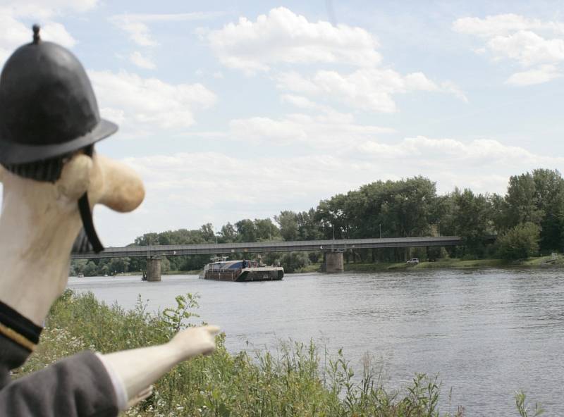 Náplavka před vinařstvím Bettiny Lobkowitz se v pátek zaplnila desítkami lidí převážně v námořnickém oblečení, kteří čekali na připlouvající loď Tajemství.