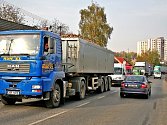 Kolony automobilů. Obrázek, který je řidičům v Mělníku dobře známý. Obchvat dopravě v ulicích města ulehčí.