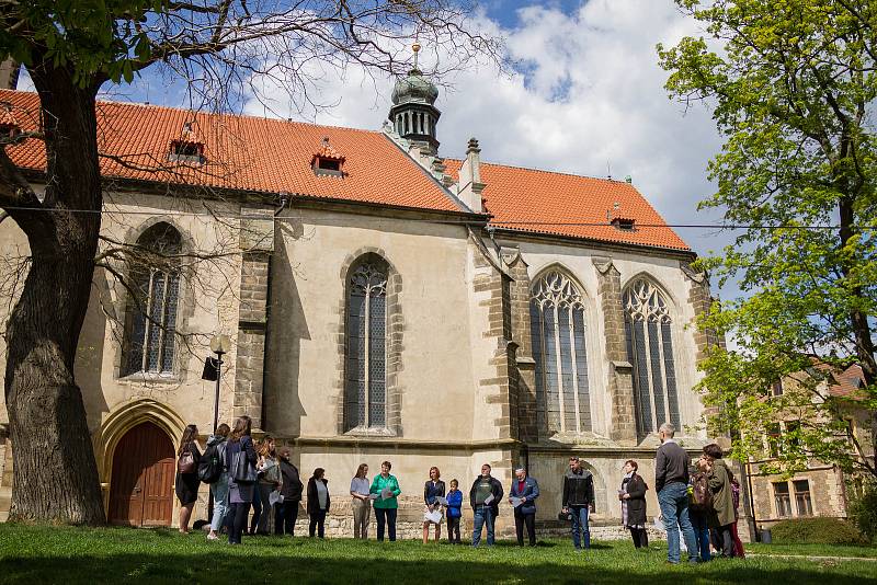 Z veřejného čtení jmen obětí holocaustu u kostela sv. Petra a Pavla v Mělníku.