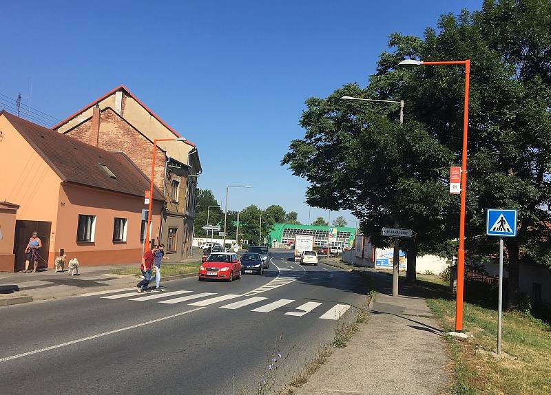 V Mělníku přibyly dva nasvícené, takzvané Oranžové přechody, které se nacházejí zhruba tři sta metrů od sebe v Bezručově ulici, na jedné z nejfrekventovanějších komunikacích ve městě.