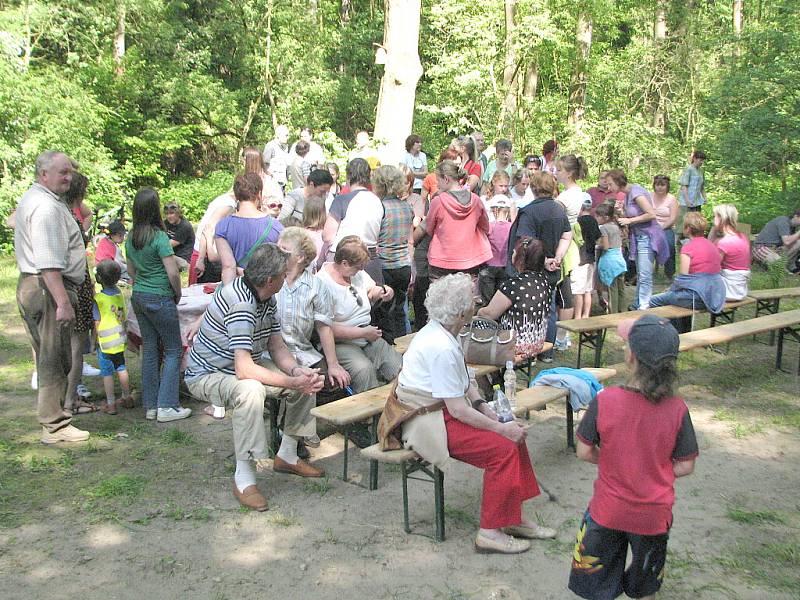 Setkání s loutkami u Hlovecké studánky ve Mšeně 2012.