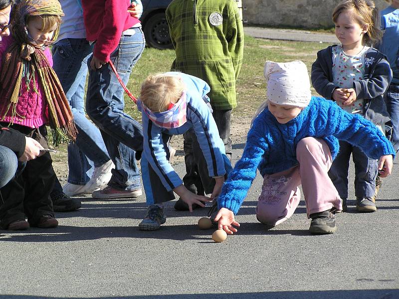 2012 Vynášení Morany - jarní hry z muzejní nůše u řeky.