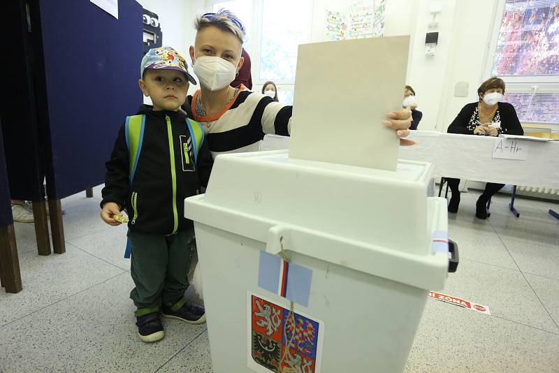 Volby ve volebním okrsku na gymnáziu Jana Palacha