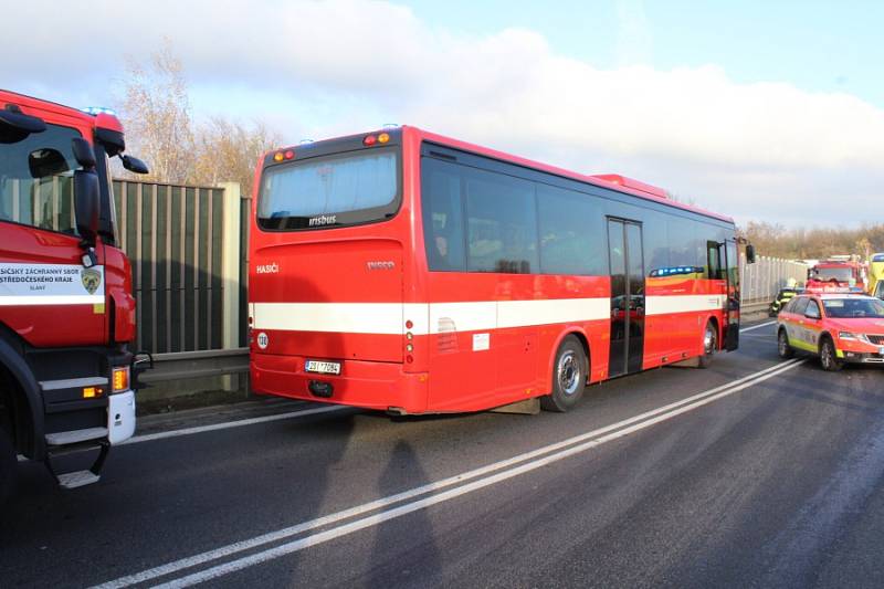 U Nové Vsi havaroval autobus s dětmi a nákladní auto.