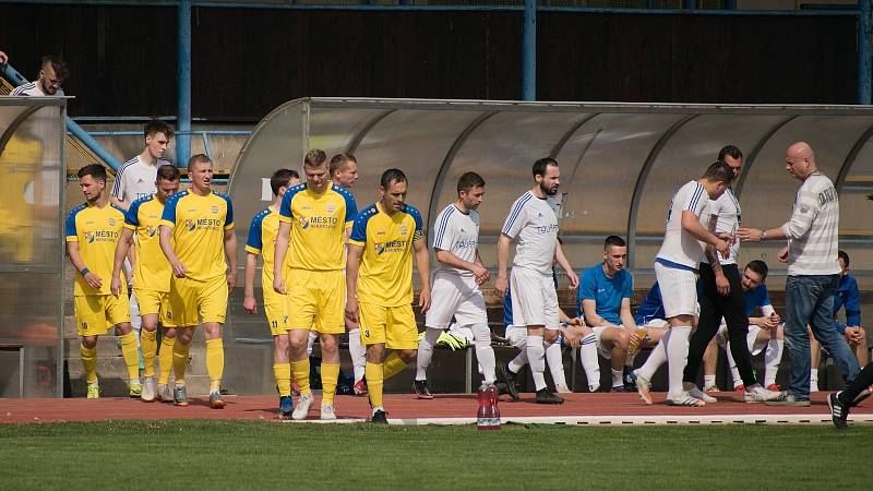 Fotbalisté Neratovic (ve žlutém) porazili v domácím utkání 24. kola divize B Slaný 2:0.