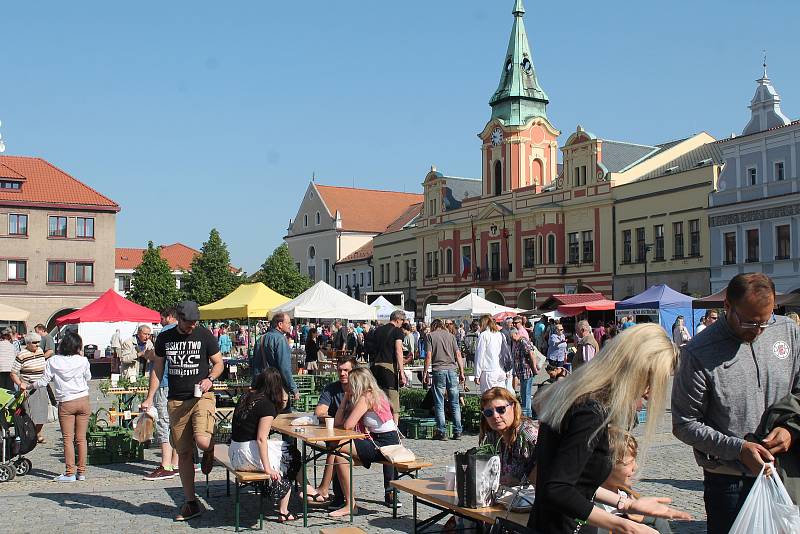 Mělnické náměstí patřilo trhu.