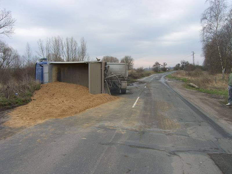 Pondělní ranní nehoda kamionu s pískem u obce Červená Píska