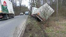 Pondělní nehoda kamionu v lokalitě na Kopě nedaleko Kostelce nad Labem