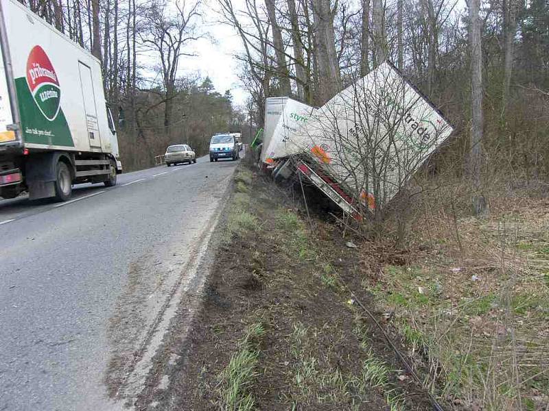 Pondělní nehoda kamionu v lokalitě na Kopě nedaleko Kostelce nad Labem