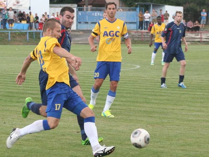 FK Neratovice/Byškovice (v modrém) - FK Teplice, 2. kolo Poháru České pošty, 12. srpna 2014