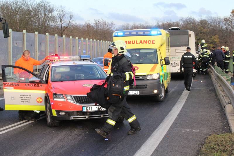 U Nové Vsi havaroval autobus s dětmi a nákladní auto.