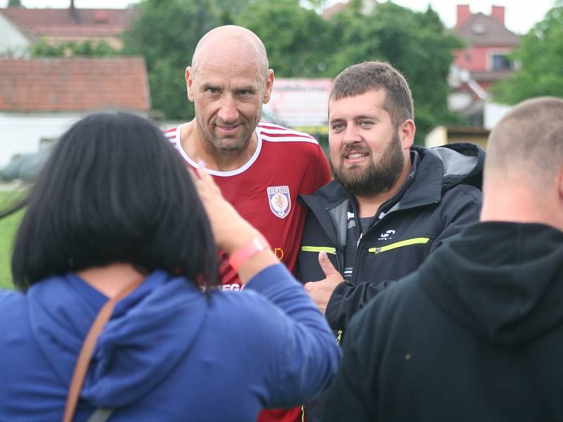 Stará garda Lobkovic (v pruhovaném) si zahrála proti hvězdnému výběru Jana Bergera